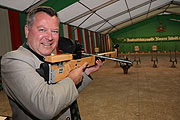 Bürgermeister Josef Schmid beim 15. BMW Armbrustschießen am 24.09.2018 (©Foto: Martin Schmitz)